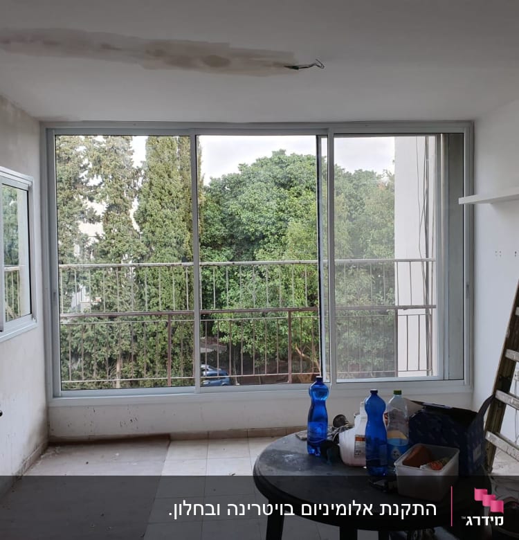 חלון אלומיניום גדול עם מסגרת כסופה